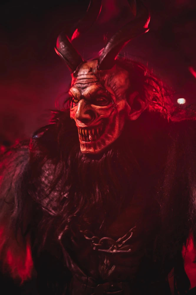 Sfilata dei Krampus nel centro del paese di Caldaro 2025
