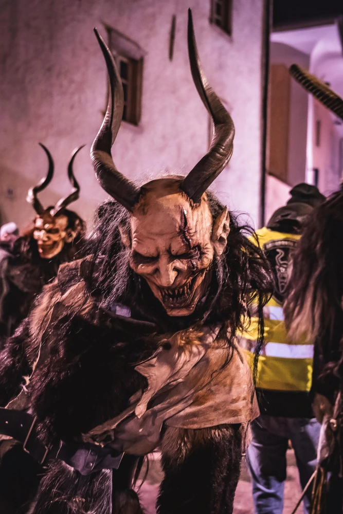 Sfilata dei Krampus nel centro del paese di Caldaro 2025