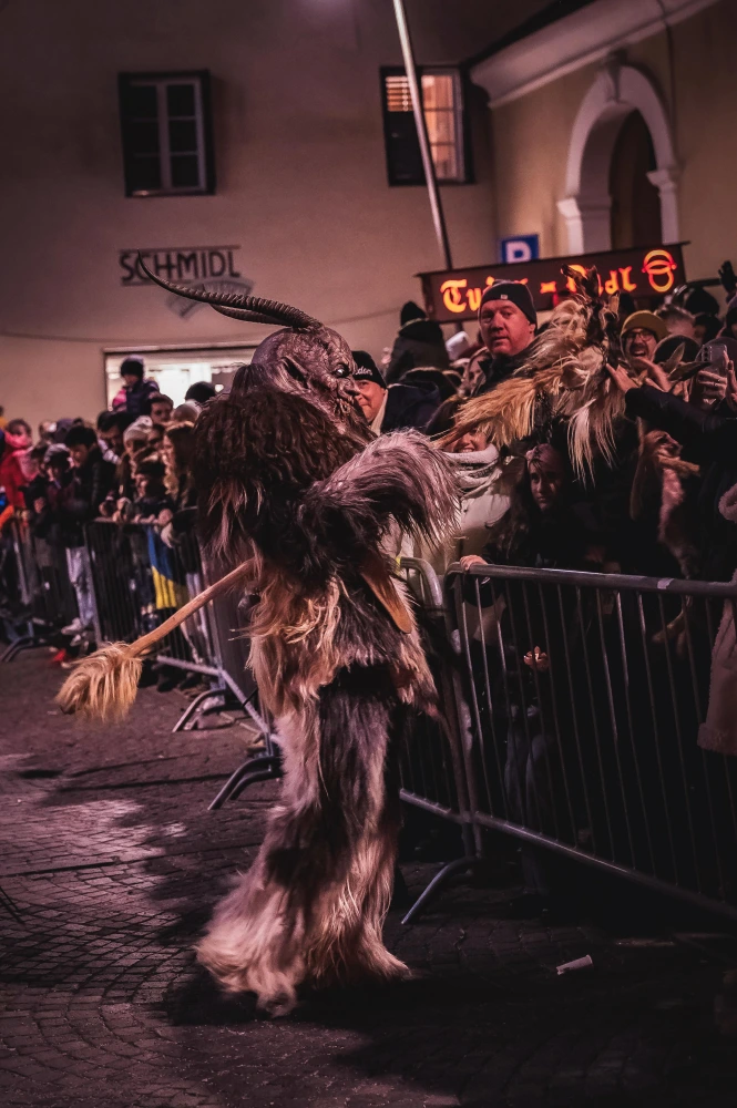 Sfilata dei Krampus nel centro del paese di Caldaro 2025