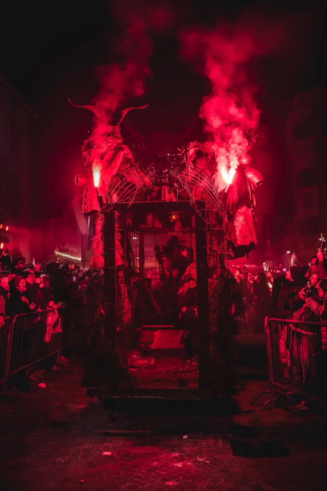 Sfilata dei Krampus nel centro del paese di Caldaro 2025
