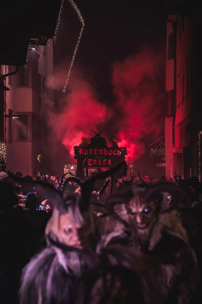 Sfilata dei Krampus nel centro del paese di Caldaro 2025