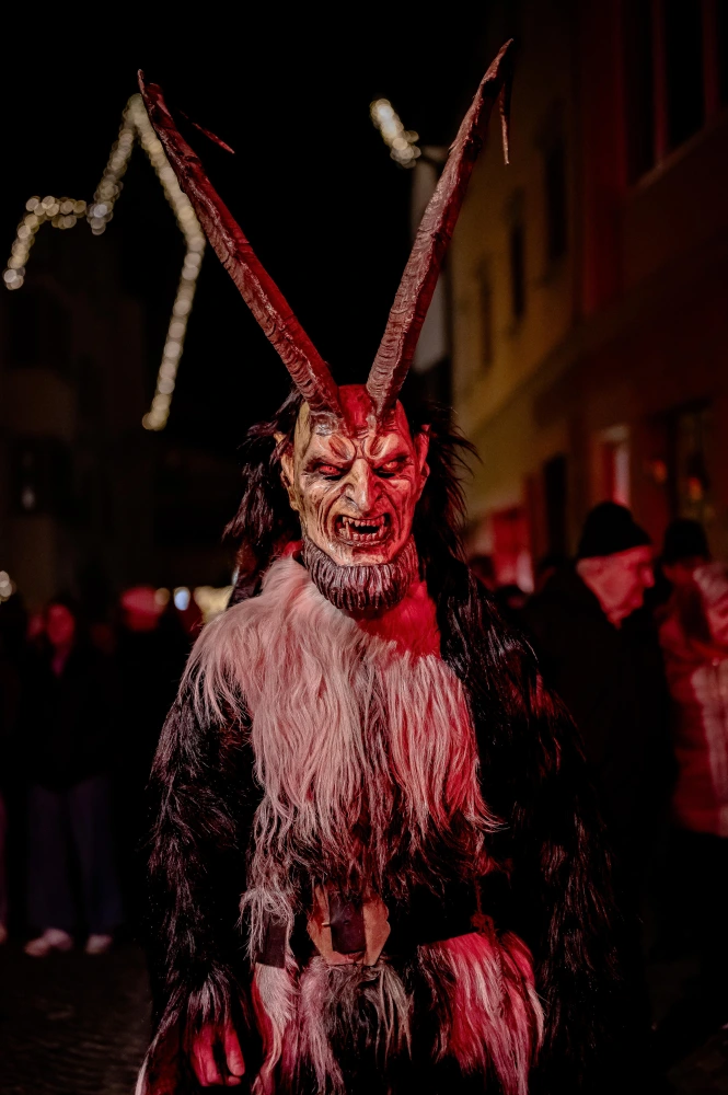 Sfilata dei Krampus attraverso il centro del paese di Caldaro 2024