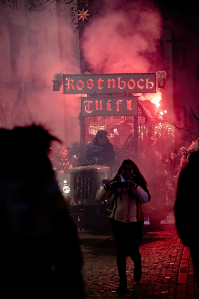Sfilata dei Krampus attraverso il centro del paese di Caldaro 2024