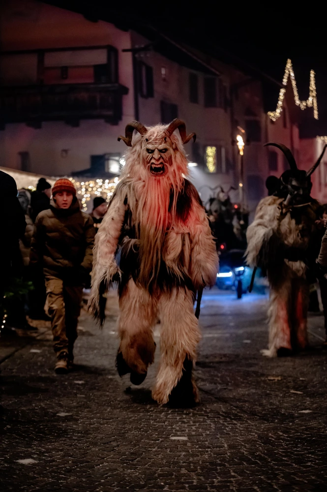 Sfilata dei Krampus attraverso il centro del paese di Caldaro 2024