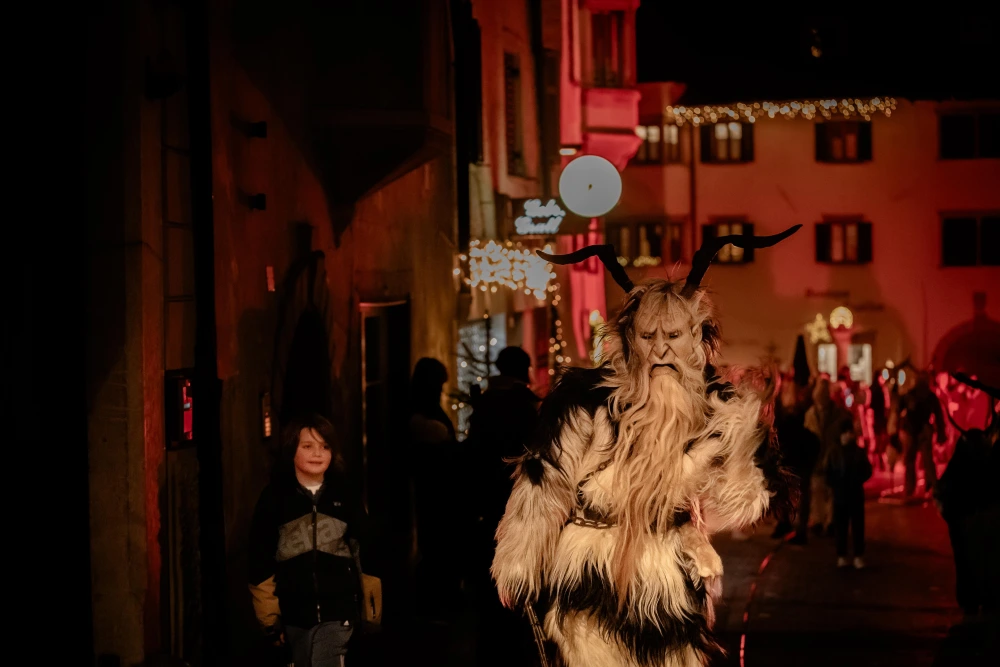 Sfilata dei Krampus attraverso il centro del paese di Caldaro 2024