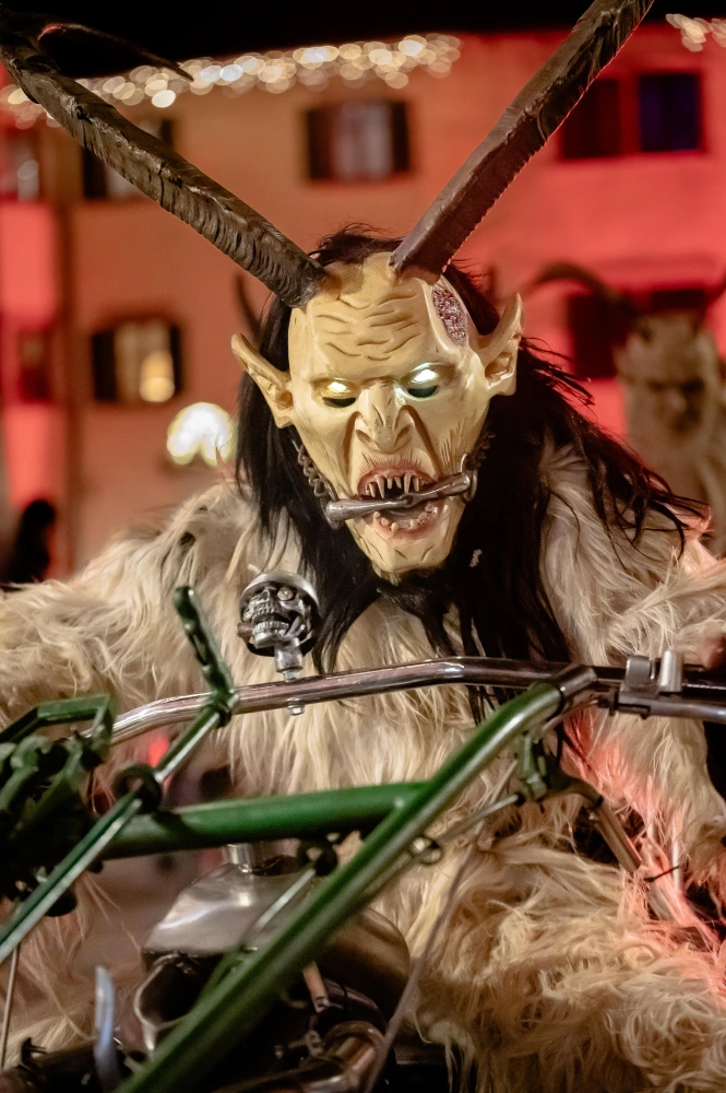 Sfilata dei Krampus attraverso il centro del paese di Caldaro 2024